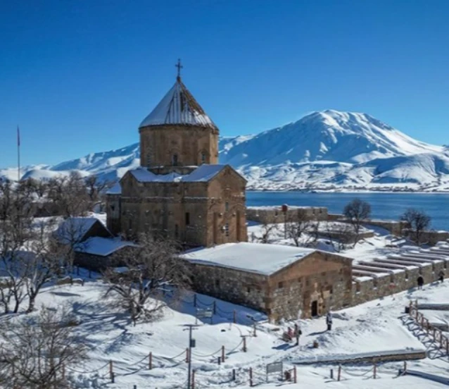 Beyaza bürünen Akdamar Adası ziyaretçilerini ağırlıyor