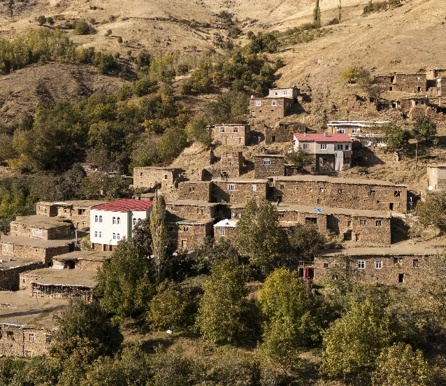 Bitlis’in Hizan ilçesinde bulunan 300 yıllık taş evler görenleri büyüledi