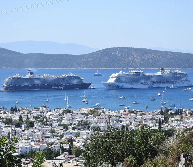 Bodrum'a iki kruvaziyer gemisi yanaştı! 3 bini aşkın turist geldi