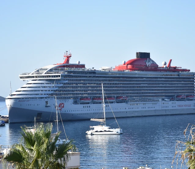 Bodrum'a kruvaziyer yanaştı! 2 bini aşkın turist geldi