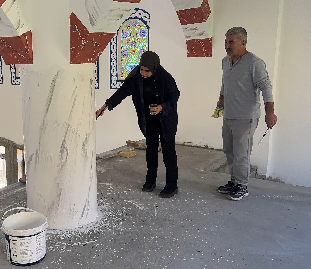 Camilerin duvarlarını el emeğiyle süslüyorlar