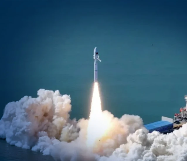Çin’den uzayda yeni hamle: Denizden 10 uydu birden fırlatıldı