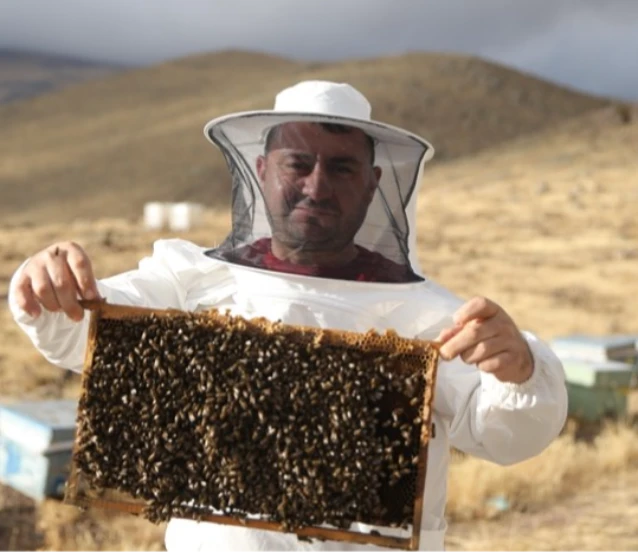 Dede mirası arıcılığı üçüncü kuşak temsilci olarak sürdürüyor