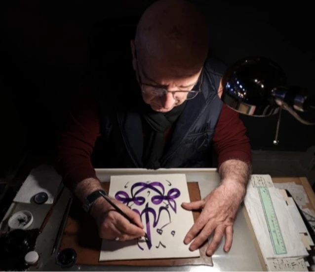 Emekli öğretmen hayranlık duyduğu hat sanatını öğrenip atölye kurdu