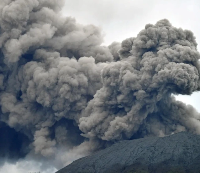Endonezya’daki Marapi Yanardağı’nda patlama! Kül ve lav 1600 metreye ulaştı