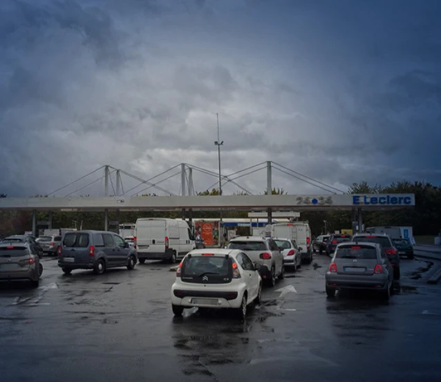 Fransa'da yakıt krizi: Yüzlerce istasyonda tedarik sorunu yaşanıyor