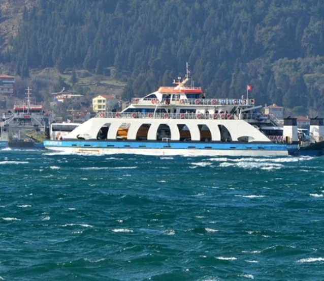 Gökçeada ve Bozcaada feribot seferleri fırtına nedeniyle iptal edildi