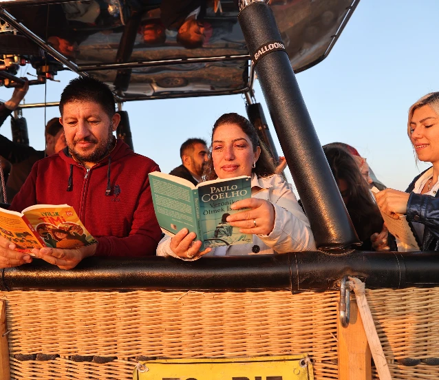 Gökyüzünde kitap okuma etkinliği