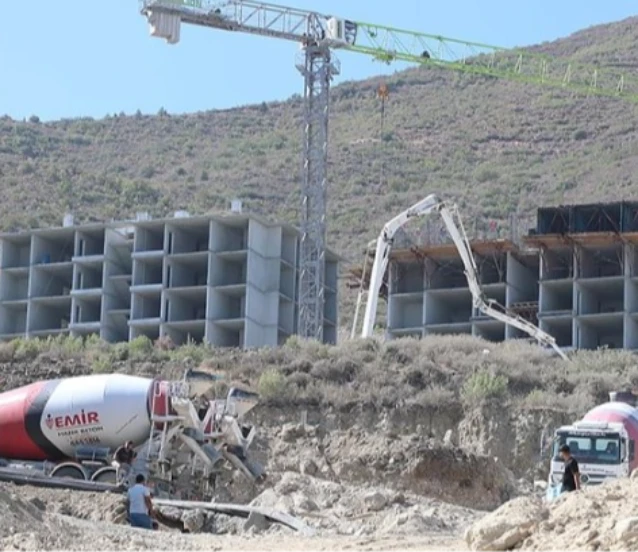 Hatay'da afet konutları ve ticaret merkezlerinin yapımı sürüyor