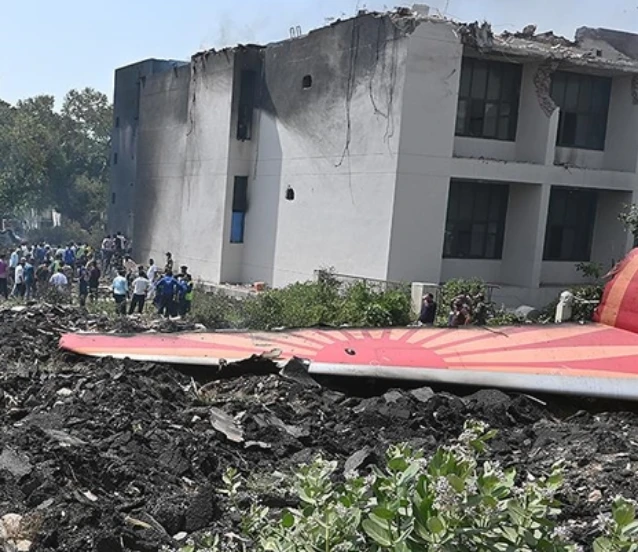 Hindistan'daki uçak kazası için firmalara ihmalkarlık davası