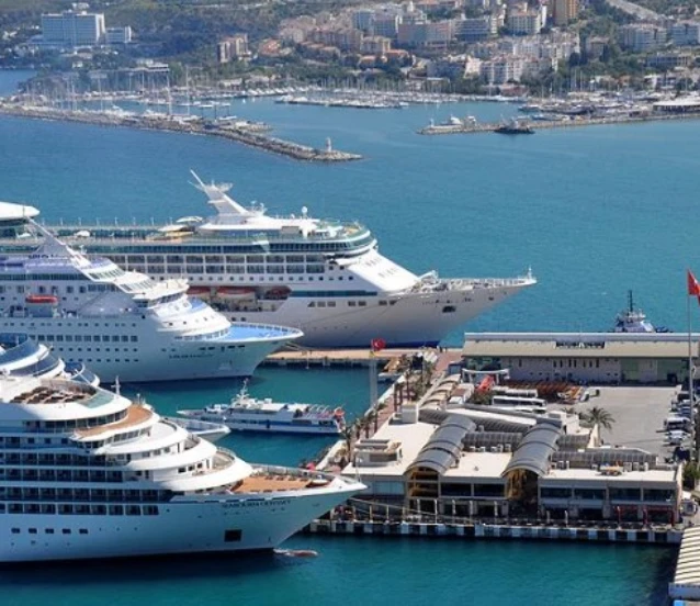 İki kruvaziyer Kuşadası'na yanaştı! 1748 turist geldi