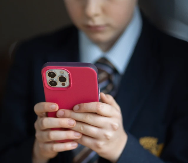 İngiltere okullarda akıllı telefonları resmen yasaklıyor