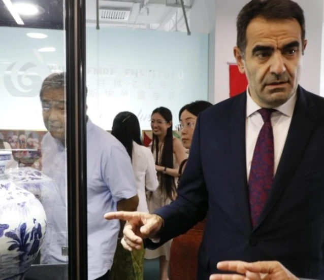 Çin porselenleri Pekin Yunus Emre Türk Kültür Merkezi'nde sergilendi