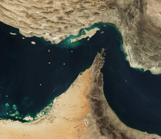 İran Hürmüz Boğazı’nda petrol tankerini vurdu: Gemi alev aldı