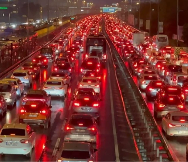 İş çıkışında trafik yoğunluğu yüzde 83'e kadar yükseldi