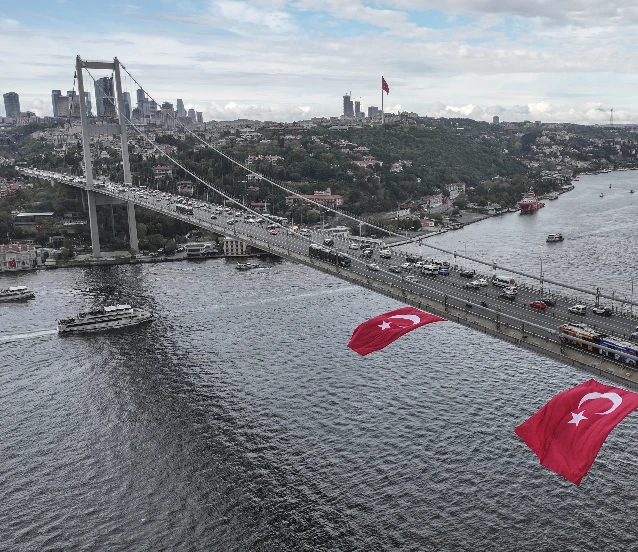 İstanbul Boğazı'ndaki köprüler Cumhuriyet bayramına hazırlandı