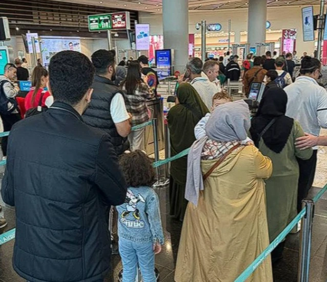 İstanbul havalimanlarında dönüş yoğunluğu: Bagaj ve pasaportta kuyruk