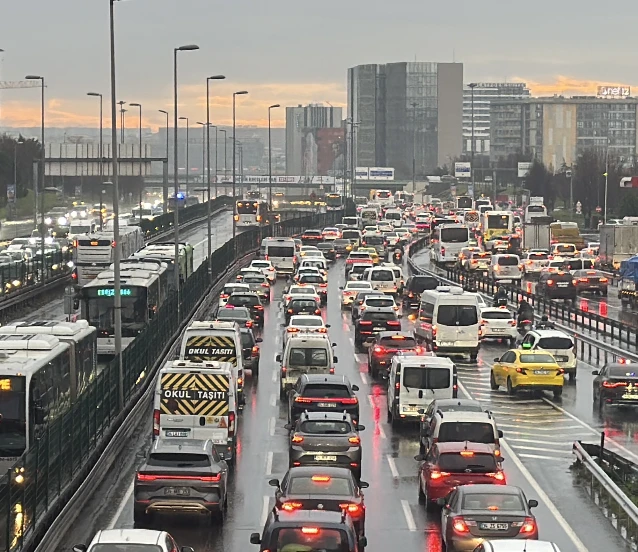 İstanbul'da ilk iş günü trafik yoğunluğu yüzde 62 olarak kaydedildi