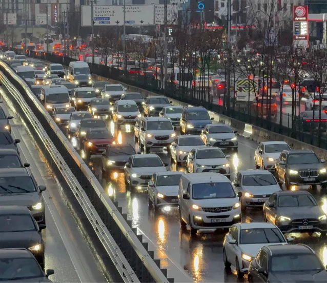 İstanbul’da yağmur trafiği kilitledi: Yoğunluk yüzde 81’e çıktı