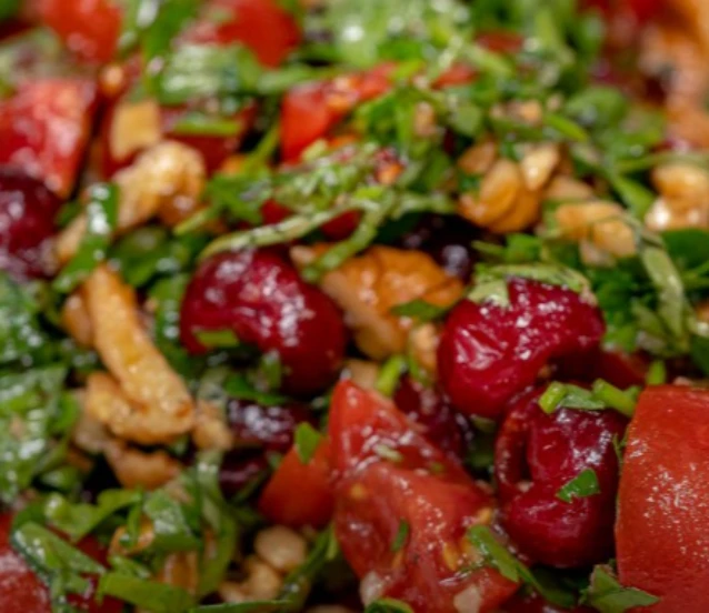İşte yazın aranan salatası! Vişne ve domatesli yaz salatası tarifi