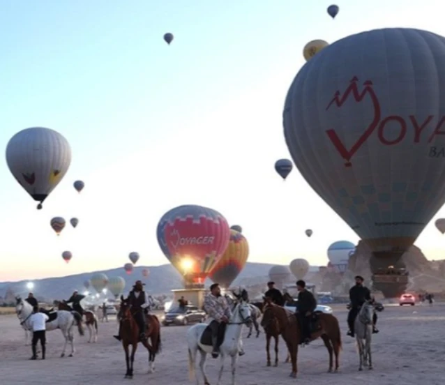 Kapadokya At ve Atçılık Kültürü Festivali'nde havayı balonlar süsledi