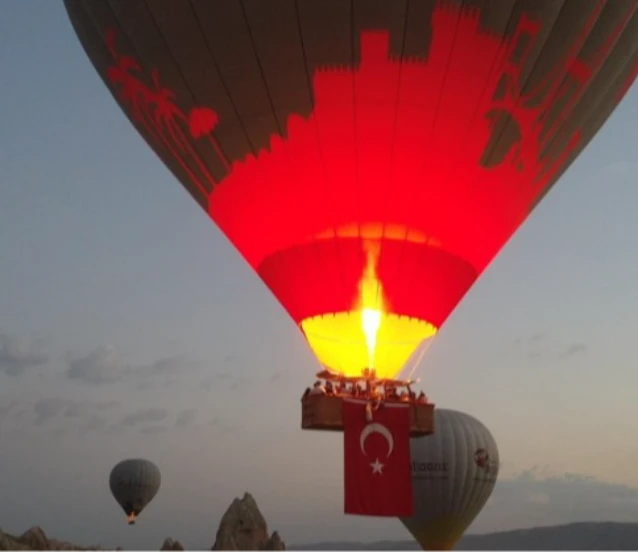 Kapadokya'da balonlar Türk bayraklarıyla uçtu