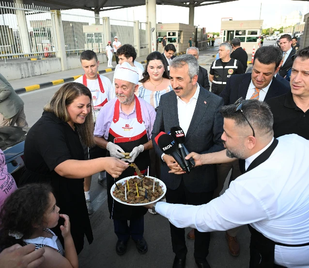 Kapıkule'den yurda giriş yapan gurbetçilere renkli karşılama