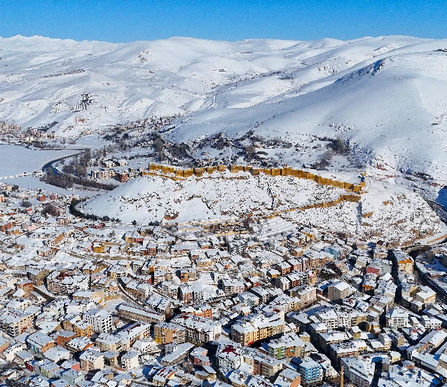 Karla kaplanan Bayburt Kalesi dronla görüntülendi