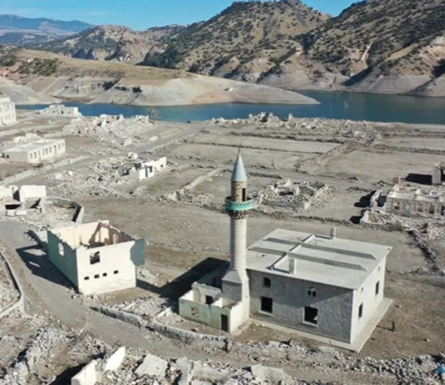 Kars'ta baraj sularının çekilmesiyle köy gün yüzüne çıktı