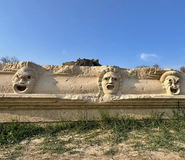 Kastabala Antik Kenti'nde 5 mask kabartması daha ortaya çıktı