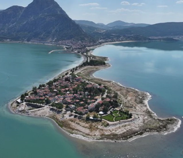 Kuraklığın etkisiyle su seviyesi düşen Eğirdir Gölü dronla görüntülendi