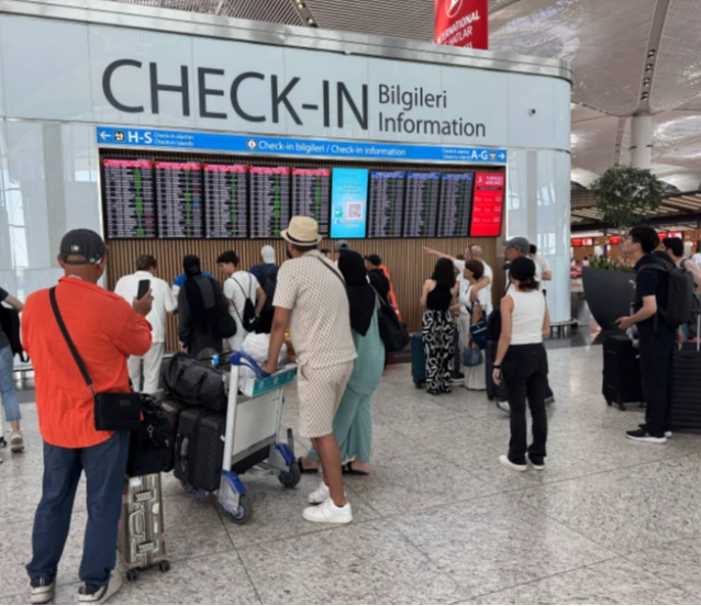 Kurban Bayramı tatili için havalimanlarına akın: Girişlerde uzun kuyruklar