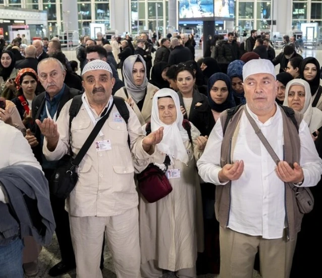 Kutsal yolculuk başladı: İlk hac kafilesi İstanbul'dan dualarla uğurlandı