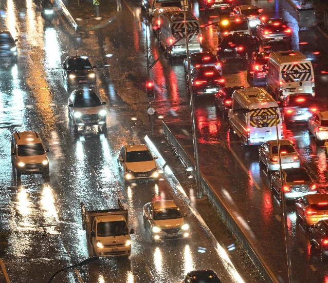 Kuvvetli yağış trafiğe neden oldu! Yoğunluk yüzde 81'e çıktı