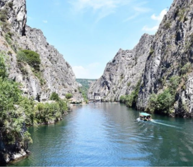 Kuzey Makedonya'nın grinin yeşille dans ettiği doğa harikası