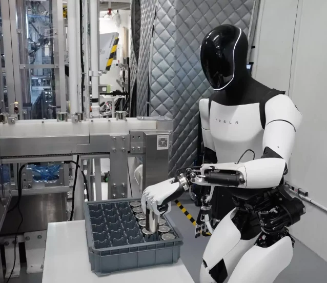 Musk, Optimus’un seri üretimini erteledi: İnsan benzeri ellerde kriz