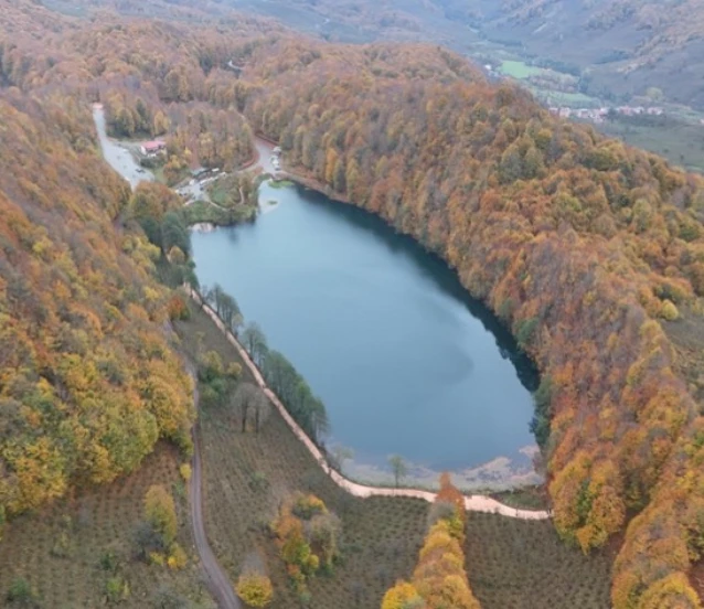 Ordu'daki Ulugöl Tabiat Parkı sonbahar renklerine büründü