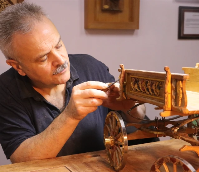 Osmanlı döneminden yaylı at arabası minyatürü, naht ve tezhip motifleriyle