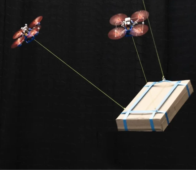 Otonom drone’lar zorlu koşullarda ağır yükleri ekip çalışmasıyla taşıyor