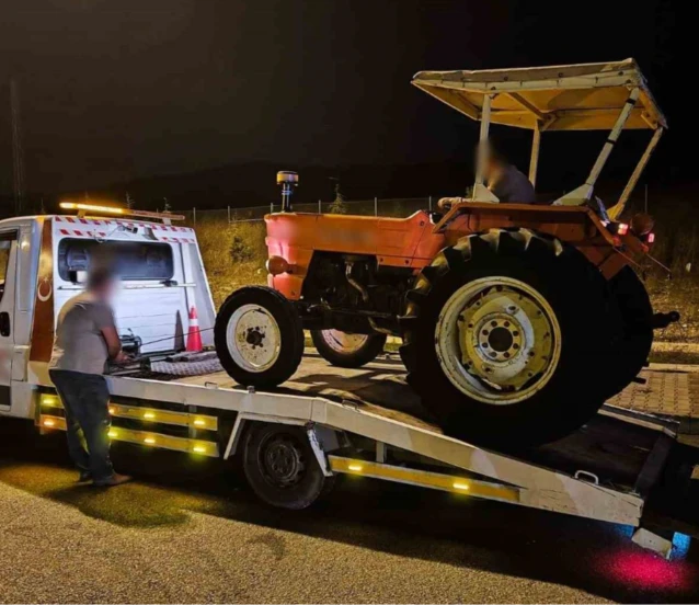 Otoyola traktörle çıktı! Denetimden kaçamadı