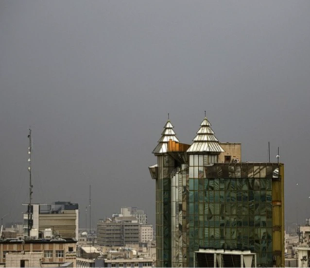 Petrol tesisleri hedef alındı: Tahran’da kül yağdı, benzin kuyrukları oluştu