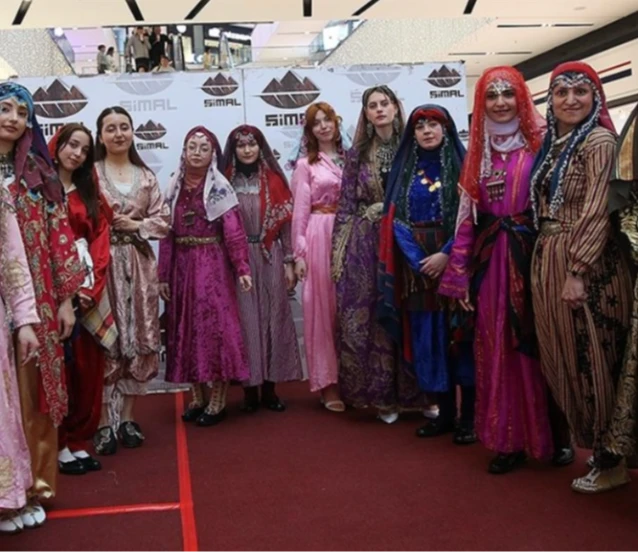Rize'nin Asırlık Gelinlikleri defilesi düzenlendi