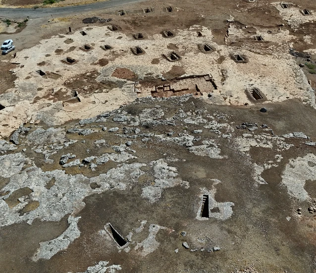 Roma dönemine ait Tharsa Antik Kenti'nde 8 oda mezarı gün yüzüne çıkarıldı