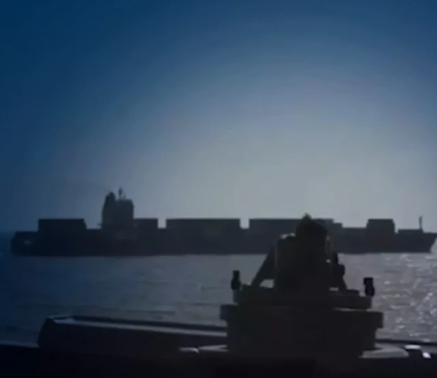 Savaş yeniden alevleniyor mu? ABD dev gemiyi vurdu, İran'dan misilleme geldi