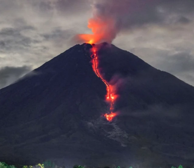 Semeru Yanardağı 6 kez patladı: Kül bulutu yükseldi