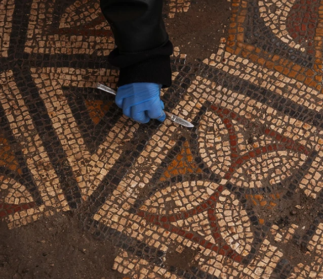 Smyrna'da, Süleyman düğümü motifli mozaikli oda keşfedildi