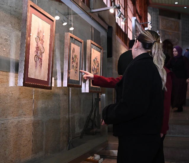 Tezhip ve kat’ıyı zarafetle buluşturuyor
