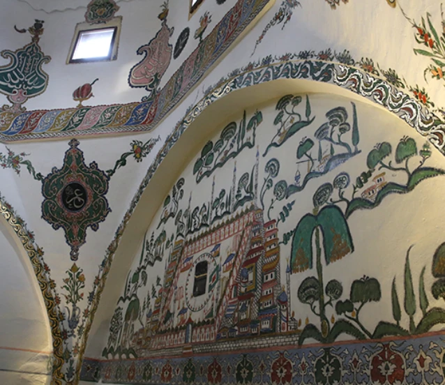 Tokat'taki tarihi cami kalem işi süslemeleriyle ön planda