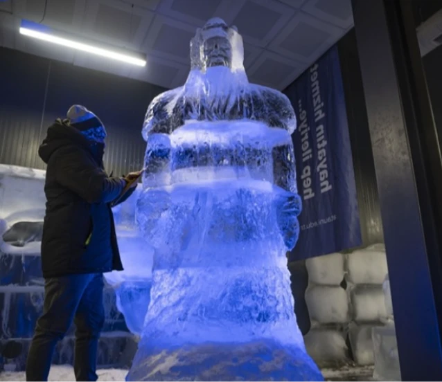 Türk kültüründe öne çıkan karakter ve malzemeleri buza işlediler