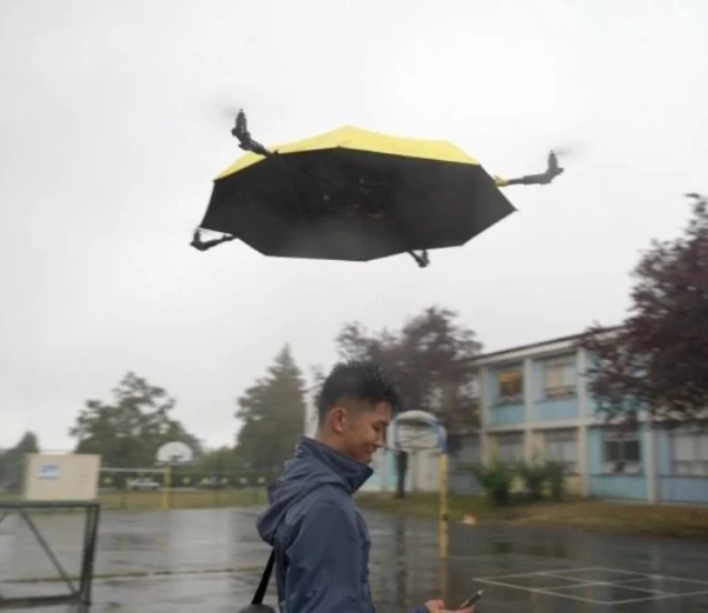 Uçan şemsiye kullanıcısını yağmurda takip ediyor